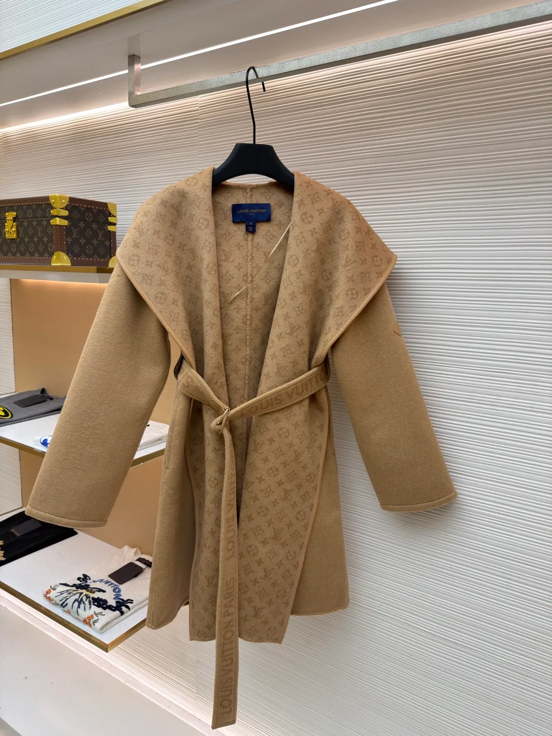 LOUIS VUITTON Wool lace-up wrap hooded coat (mid-length) ●Item number: 1682299-J025 ●Fabric: wool fabric ●Technology: jacquard production ●Color: khaki ●Version: loose fit ●Weight: about 1725 grams ●Size: 34-36-38-40 ●Description: This presbyopic wool coat is made of double-sided blended wool fabric imported from Italy. The main part is made of high-density matte black wool, which has been pre-shrunk and steam-set to ensure that the fabric is stiff and not easily deformed. The large lapel and belt areas use jacquard weaving technology to present the classic presbyopic pattern as a three-dimensional texture. The pattern is digitally positioned and plated to ensure that the texture is symmetrical and clear. The body of the garment is unlined and double-sided sewn to reduce the weight of the garment while improving skin-friendliness. The cuffs and hem are hand-stitched to reveal exquisite details. The waist is customized with a wide belt of the same fabric, with an adjustable buckle design with invisible stitching, allowing the silhouette to be freely adjusted; the neckline adopts a double-layer composite structure, combined with the fixation process of hand-made arch stitches, to make the large lapels more three-dimensional. Every splicing follows the precision sewing standard of 1cm/8 stitches, perfectly integrating craftsmanship and design aesthetics. The overall wiring is straight and delicate, the fabric is comfortable and soft, and the color is consistent without color difference. It can be matched with the same style to create a fashionable look and control various occasions. Customized accessories, complete with three standards, same style for men and women!